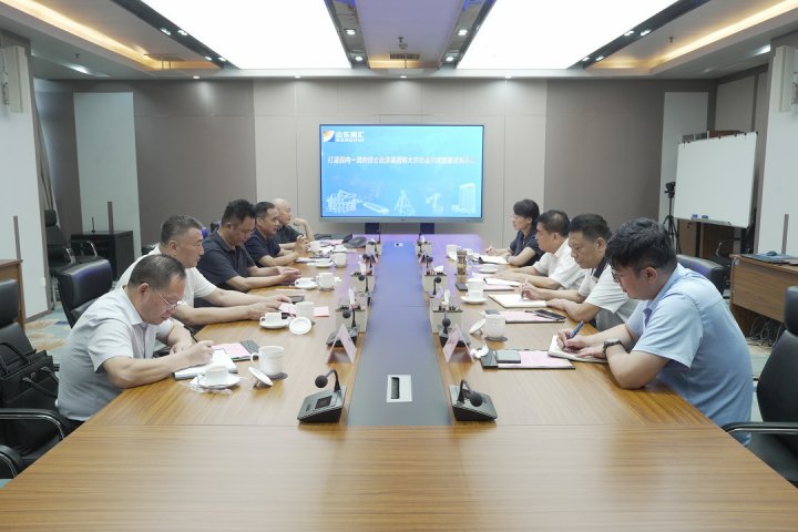 《中国作家》杂志客人到山东融汇集团调研交流